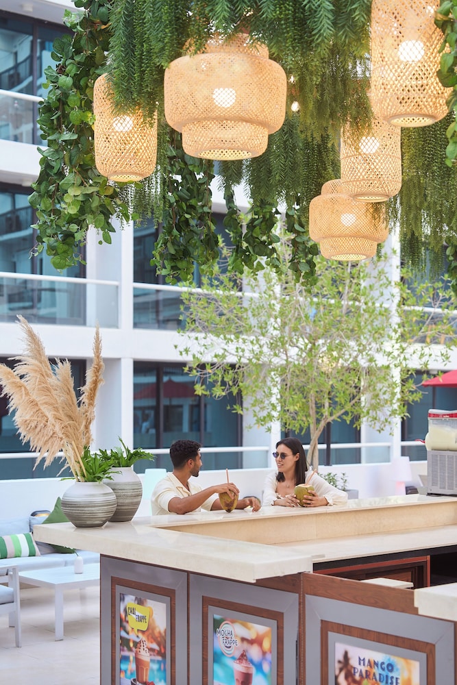 Golden Sands Hotel Apartments — Restaurant & bars in Dubai