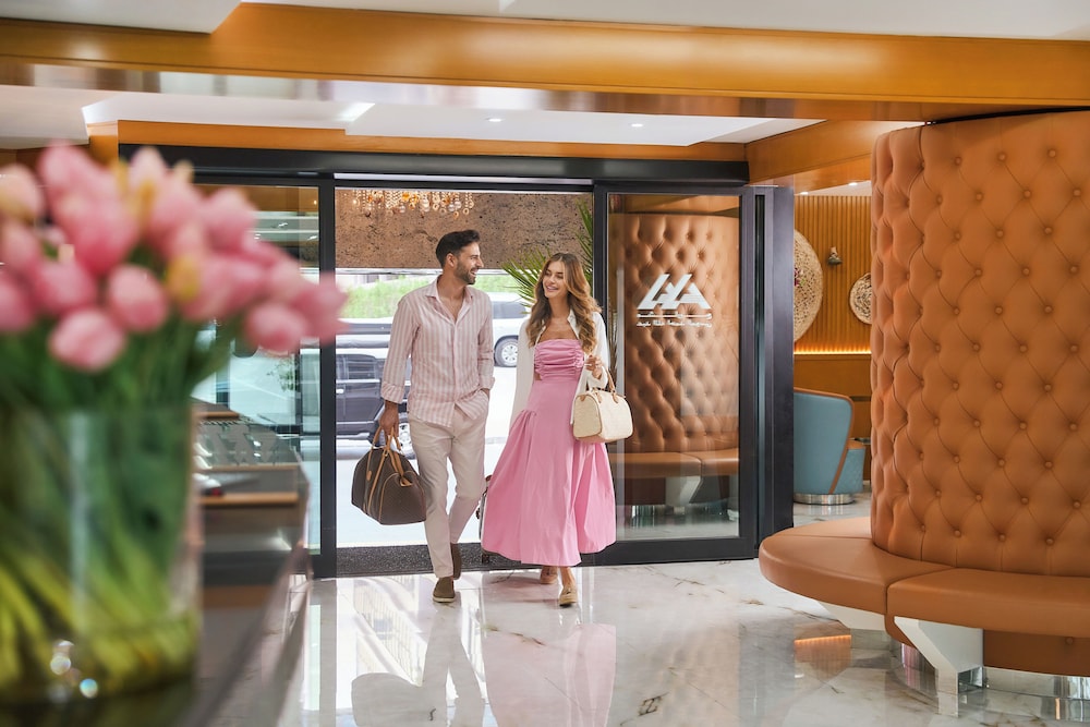 Golden Sands Hotel Apartments — Hotel building in Dubai
