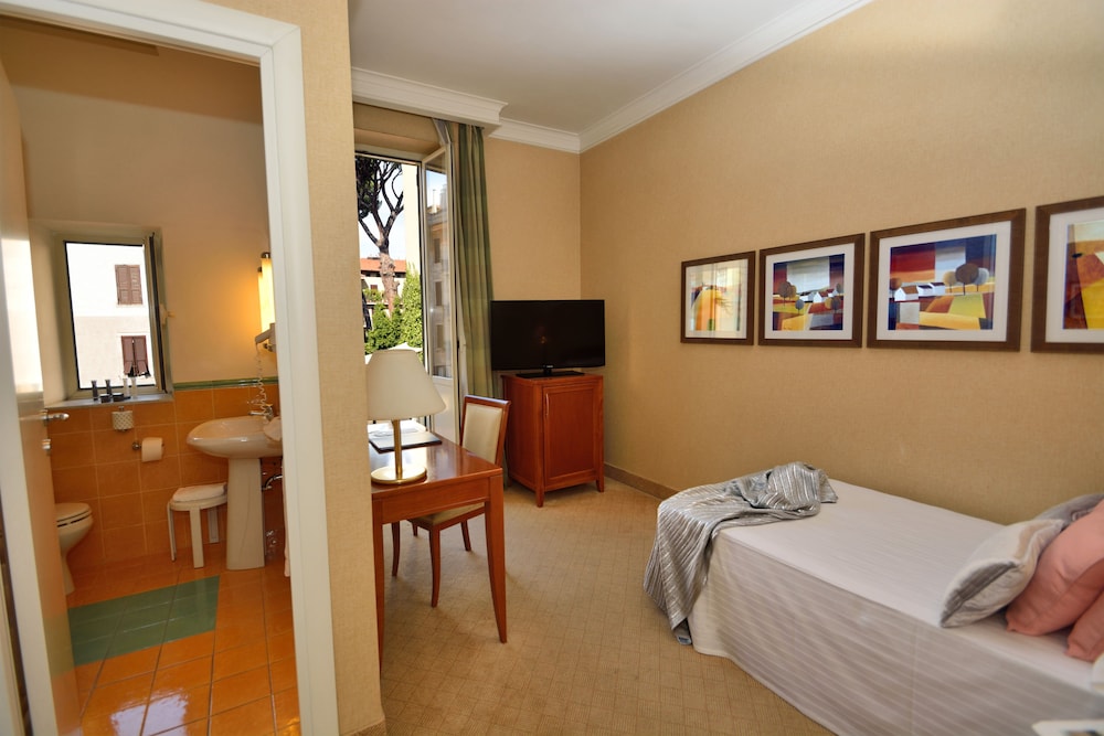 LH Hotel Lloyd Rome — Hotel rooms in Rome, Lazio
