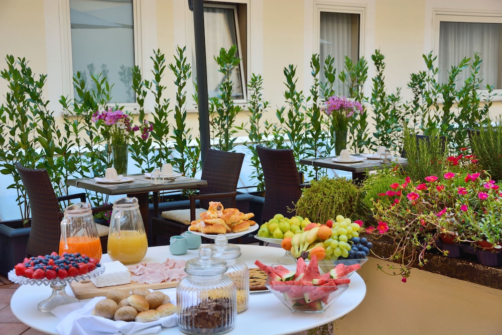 LH Hotel Lloyd Rome — Restaurant & bars in Rome, Lazio