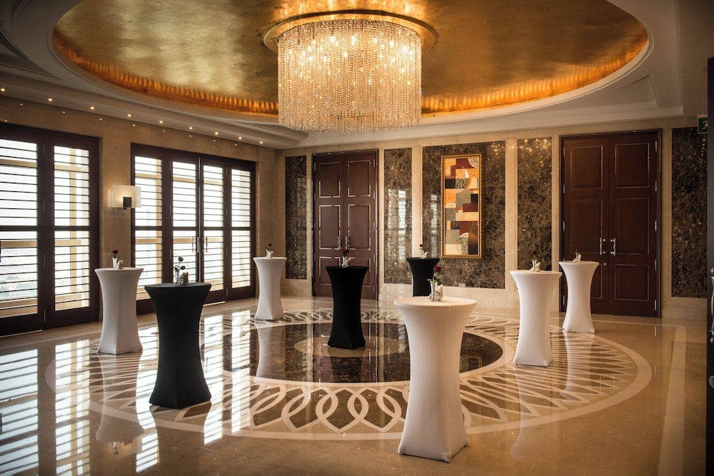 Grand Millennium Dubai — Restaurant & bars in Dubai
