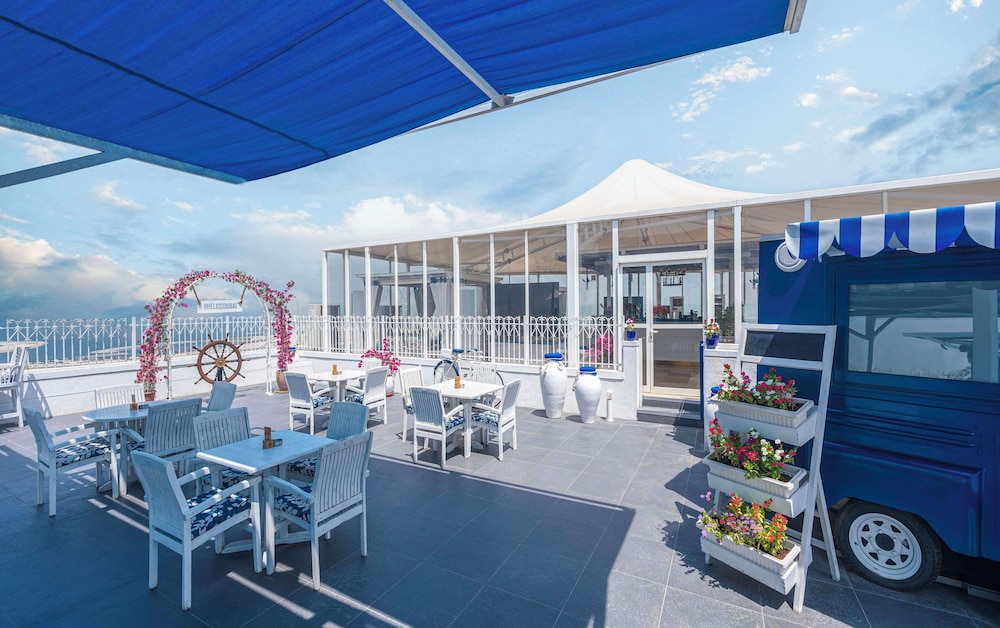 Hyatt Regency Dubai — Restaurant & bars in Dubai