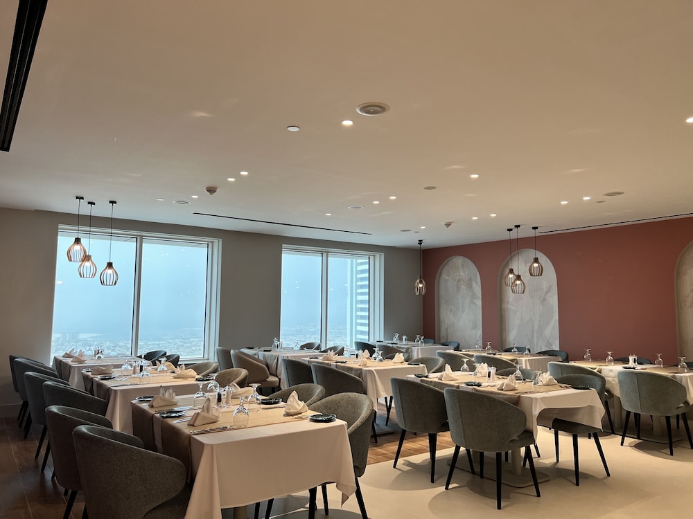 Residence Inn by Marriott Sheikh Zayed Road — Restaurant & bars in Dubai