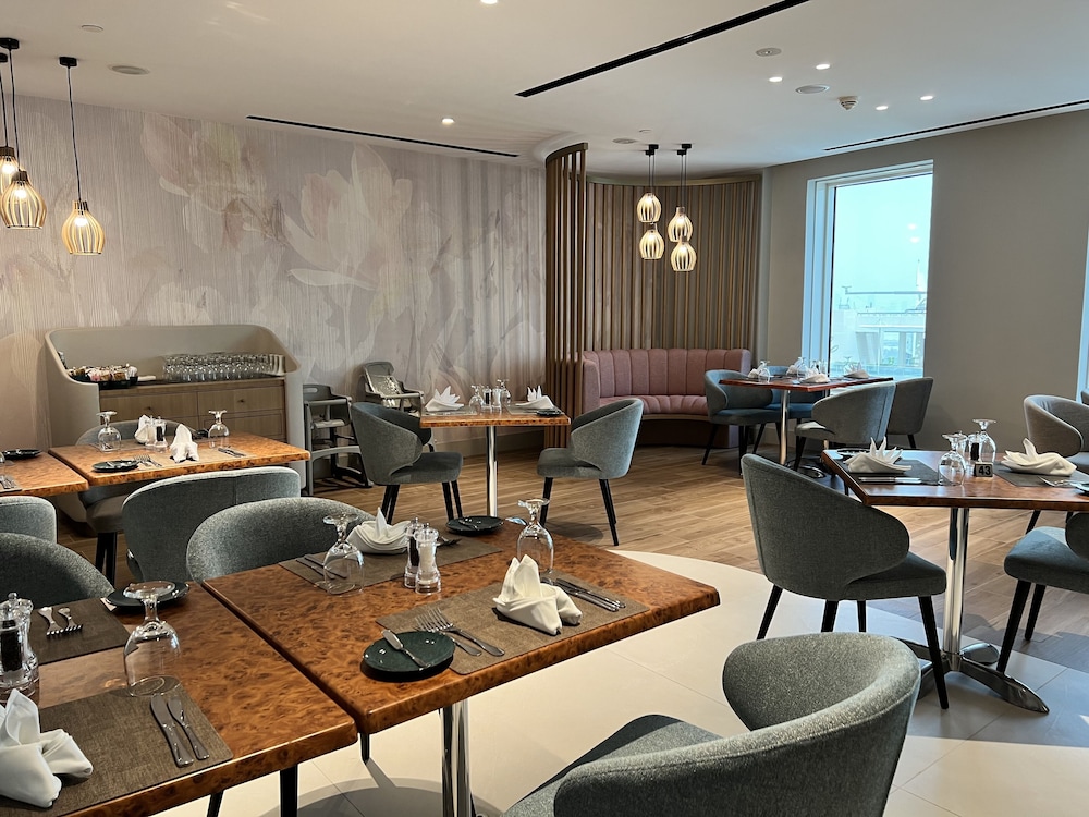 Residence Inn by Marriott Sheikh Zayed Road — Restaurant & bars in Dubai