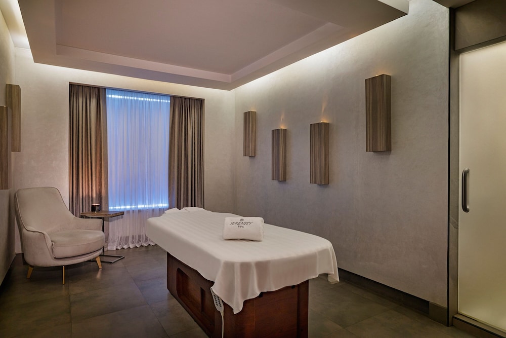 Residence Inn by Marriott Sheikh Zayed Road — Spa in Dubai