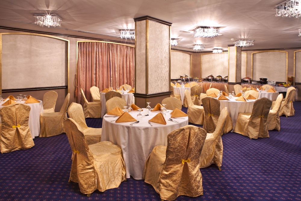 Landmark Hotel Riqqa — Restaurant & bars in Dubai