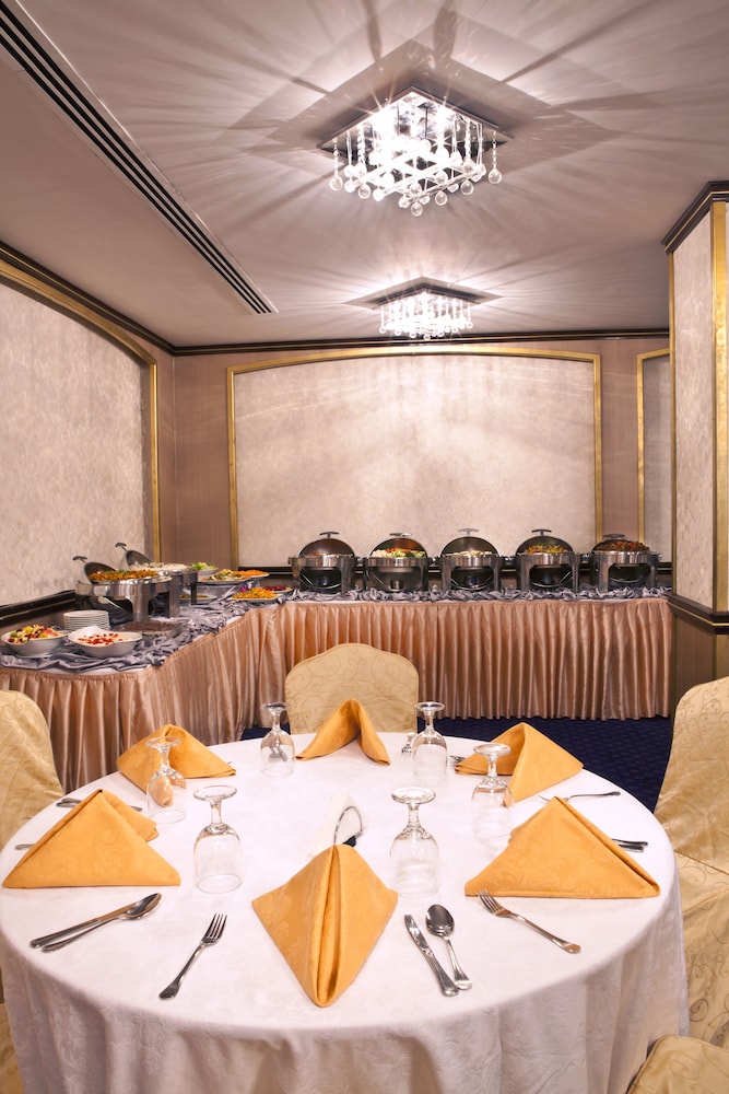 Landmark Hotel Riqqa — Restaurant & bars in Dubai