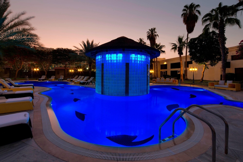 Le Meridien Dubai Hotel & Conference Centre — Swimming pool in Dubai