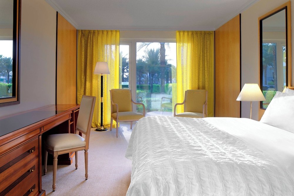 Le Meridien Dubai Hotel & Conference Centre — Hotel rooms in Dubai