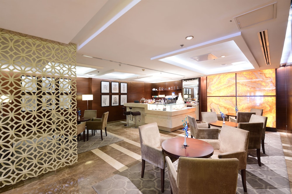 Majestic City Retreat Hotel — Restaurant & bars in Dubai