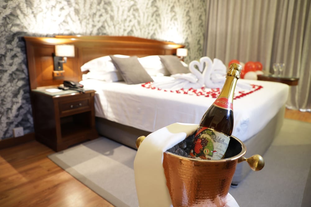 Majestic City Retreat Hotel — Hotel rooms in Dubai