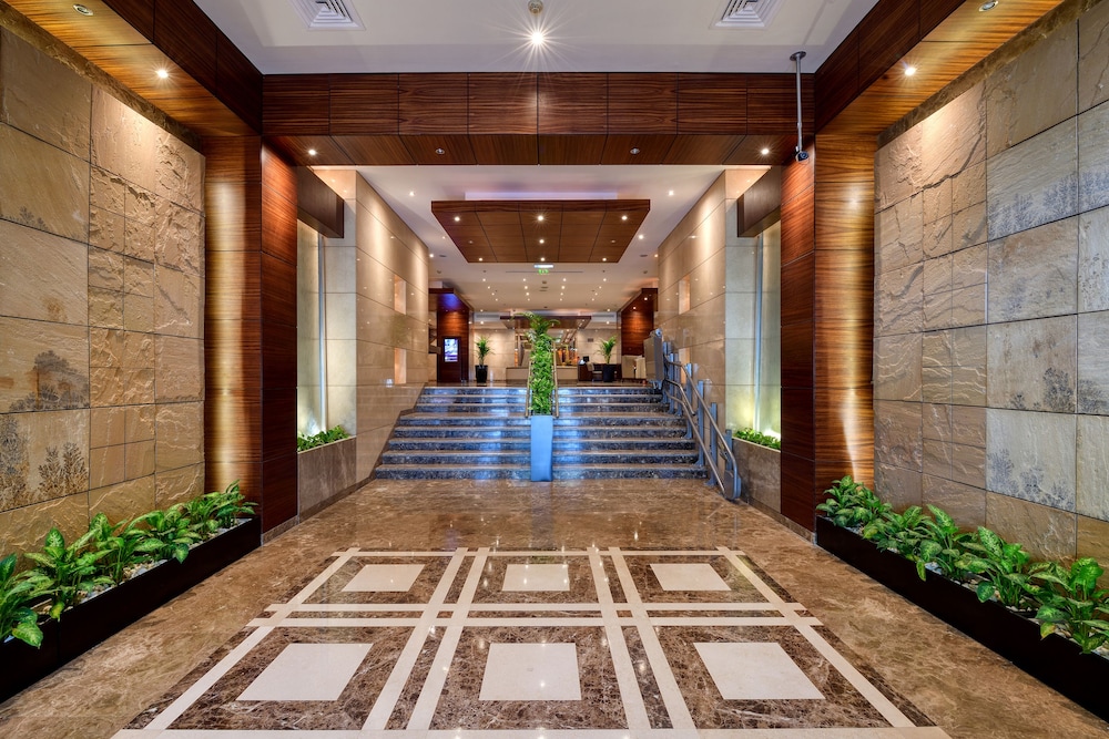 Majestic City Retreat Hotel — Hotel building in Dubai