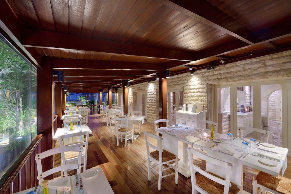 Majestic City Retreat Hotel — Restaurant & bars in Dubai