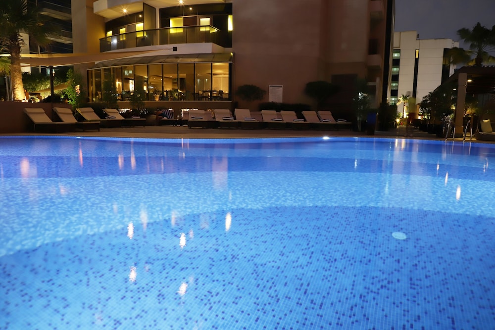 Majestic City Retreat Hotel — Swimming pool in Dubai