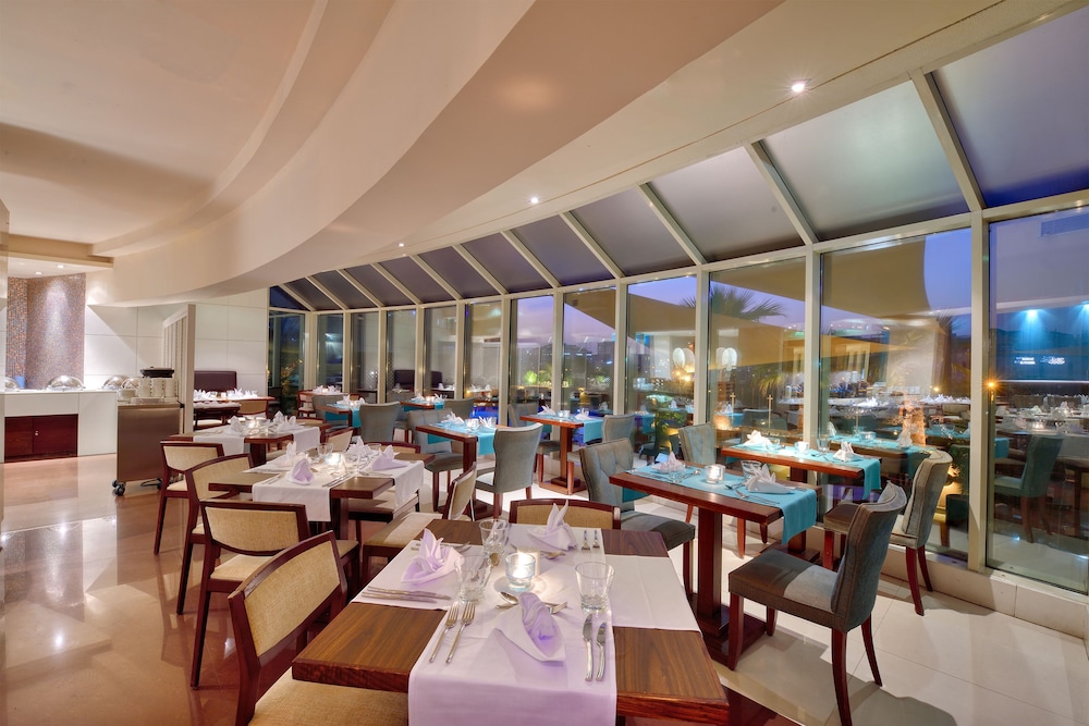 Majestic City Retreat Hotel — Restaurant & bars in Dubai