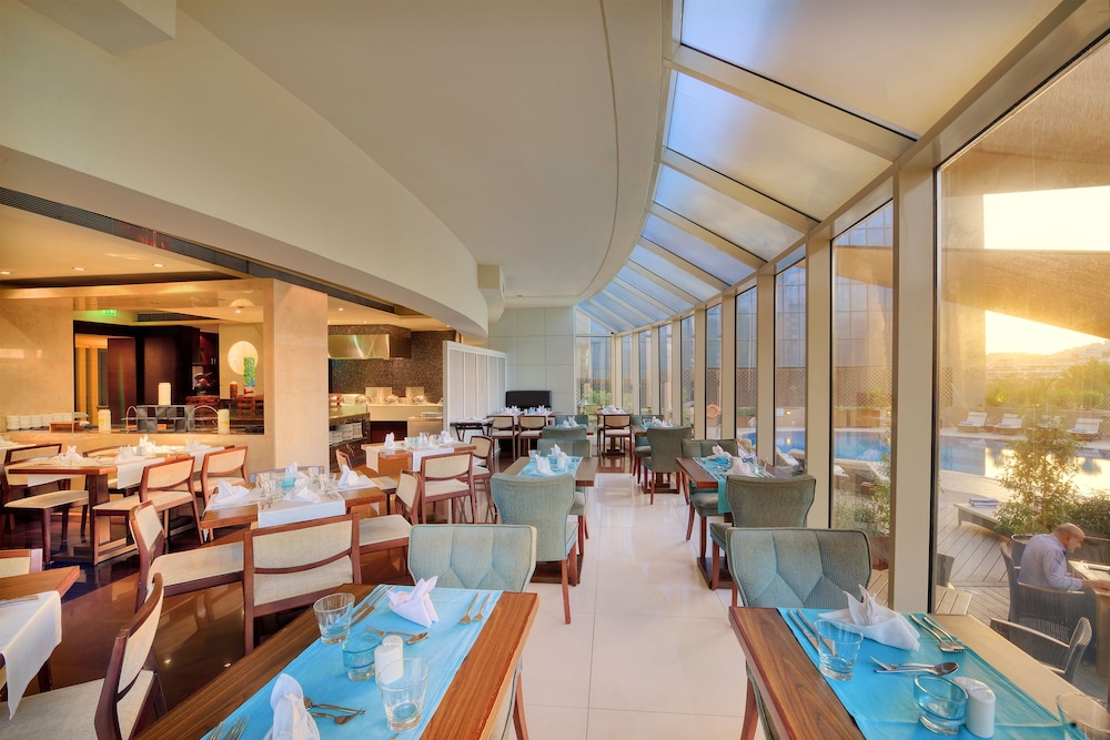 Majestic City Retreat Hotel — Restaurant & bars in Dubai