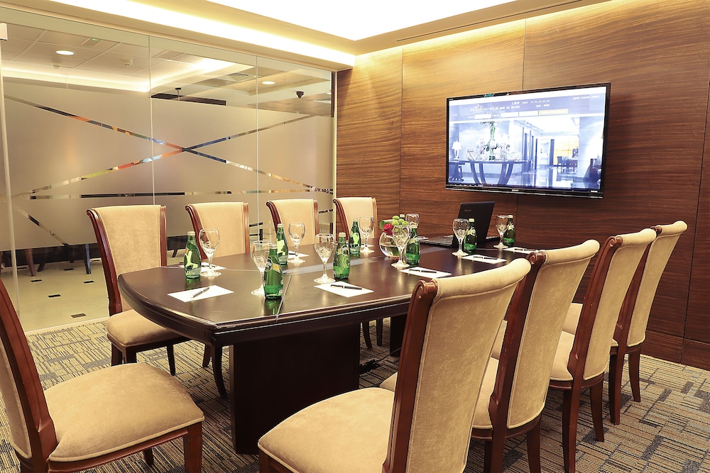 Majestic City Retreat Hotel — Hotel rooms in Dubai