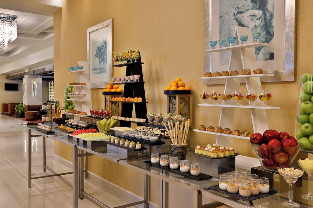 Radisson Blu Hotel, Dubai Barsha Heights — Restaurant & bars in Dubai