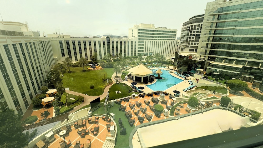 Millennium Airport Hotel Dubai — Swimming pool in Dubai