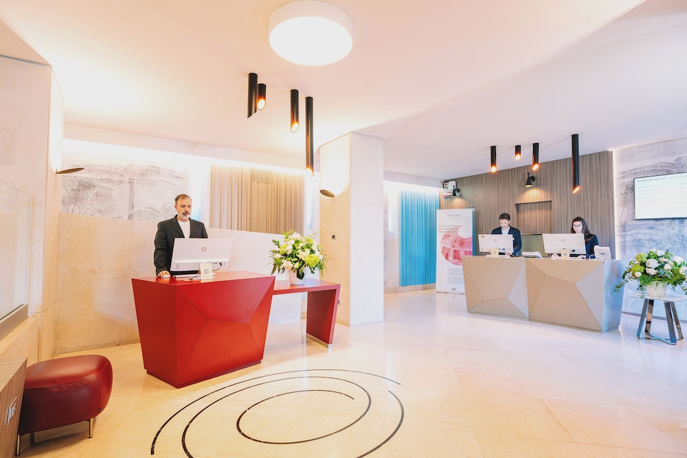 Mercure Roma Centro Colosseo — Hotel building in Rome, Lazio