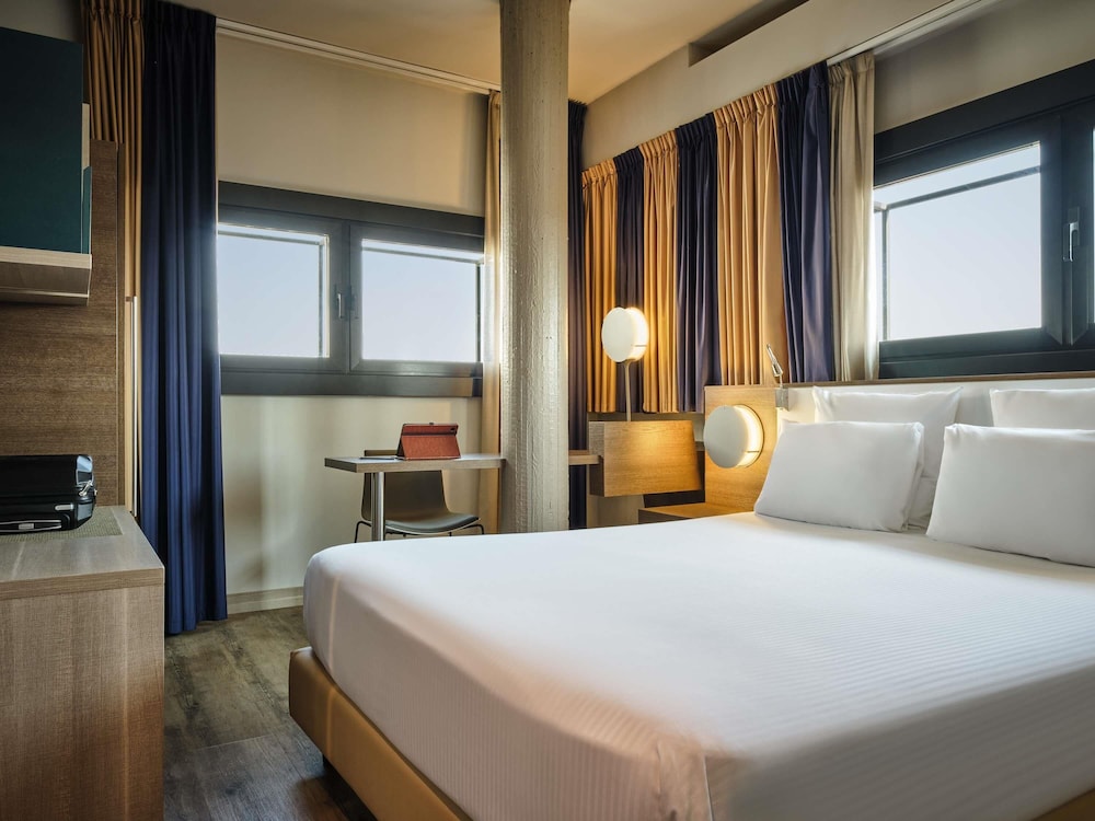 Mercure Roma Centro Colosseo — Hotel rooms in Rome, Lazio
