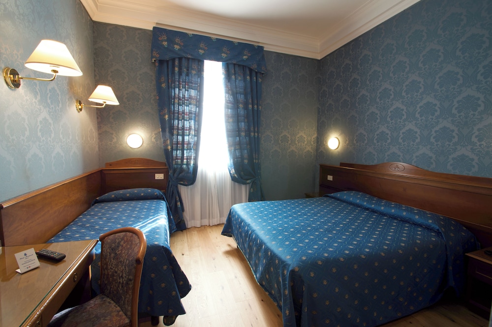 Hotel Montecarlo — Hotel rooms in Rome, Lazio