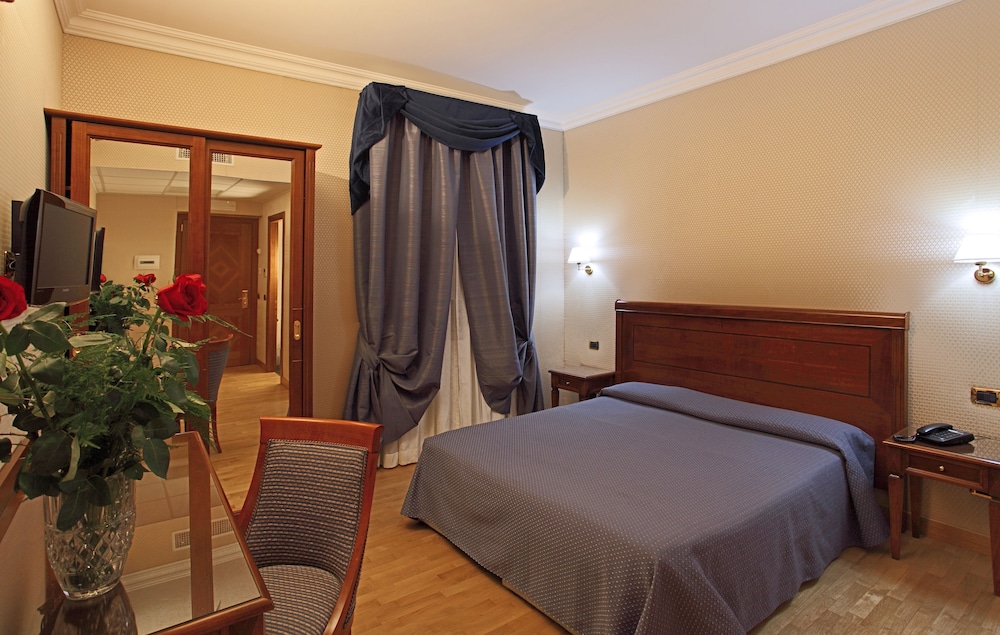 Hotel Montecarlo — Hotel rooms in Rome, Lazio