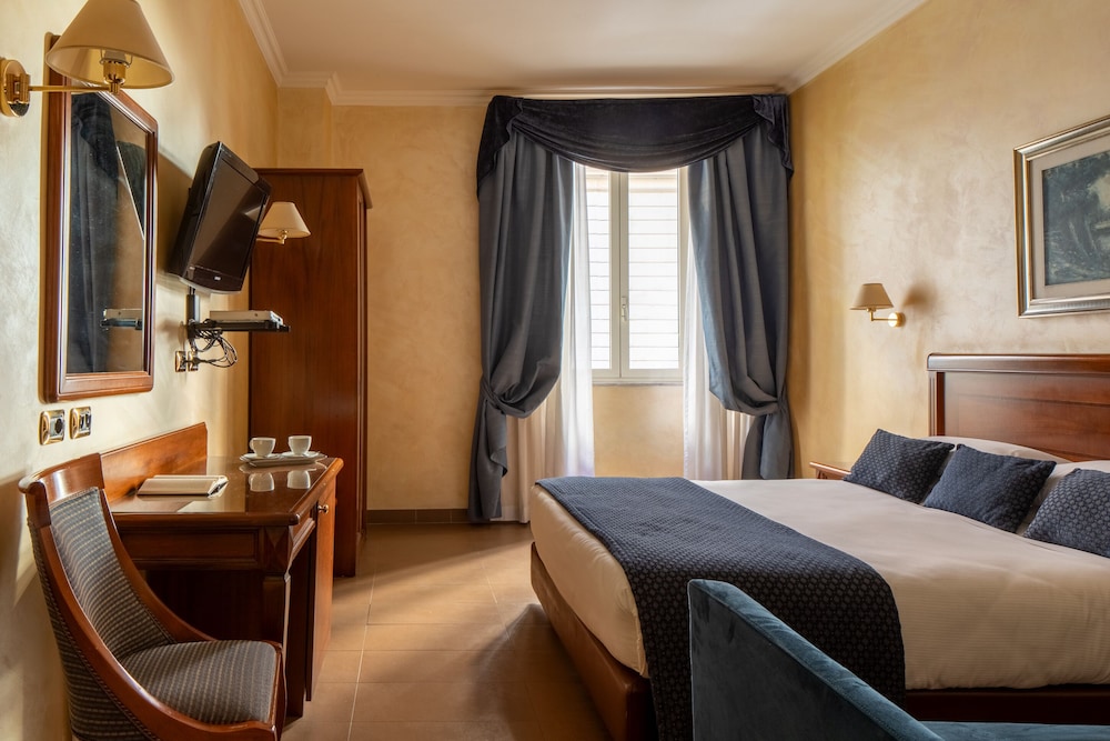 Hotel Montecarlo — Hotel rooms in Rome, Lazio