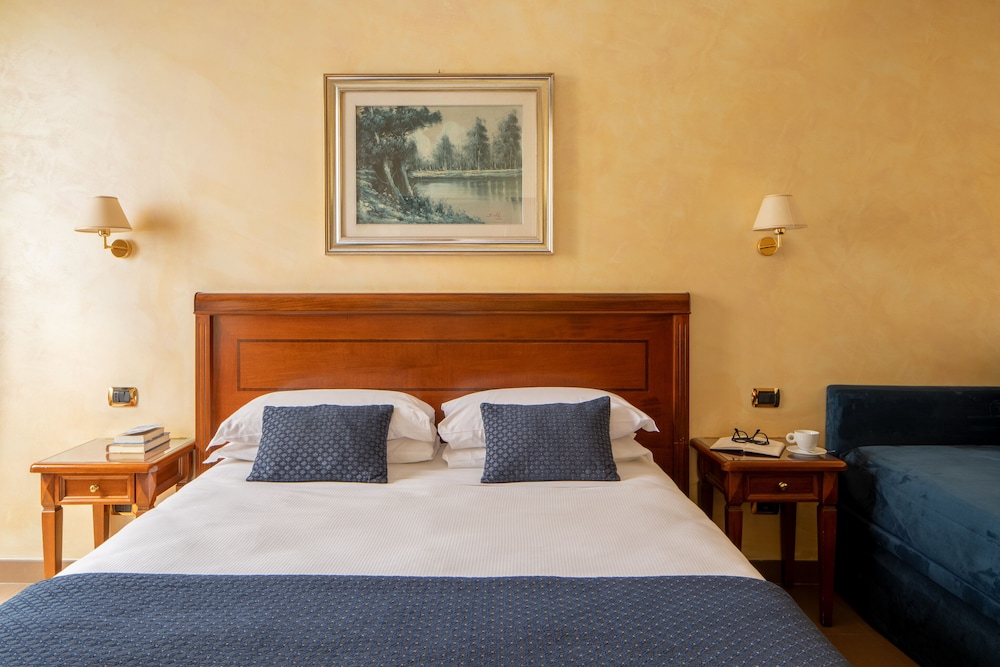 Hotel Montecarlo — Hotel rooms in Rome, Lazio