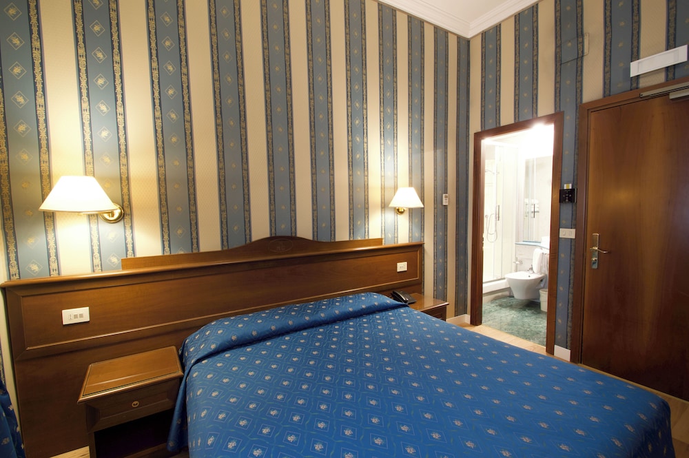 Hotel Montecarlo — Hotel rooms in Rome, Lazio