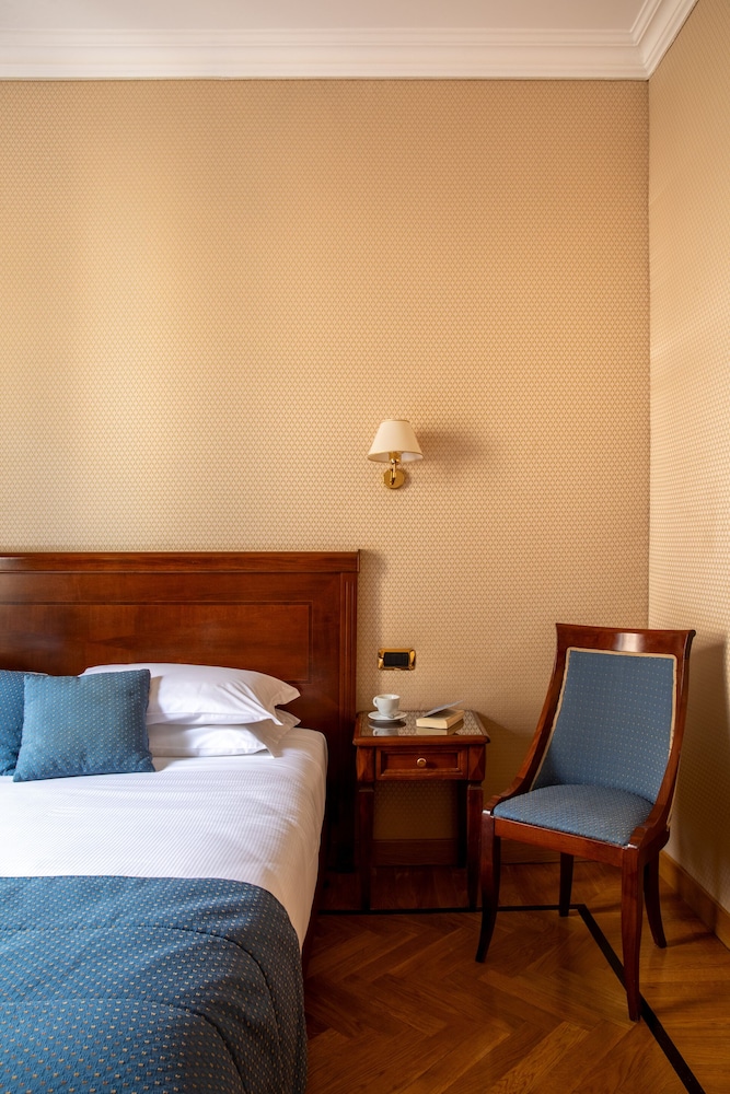 Hotel Montecarlo — Hotel rooms in Rome, Lazio