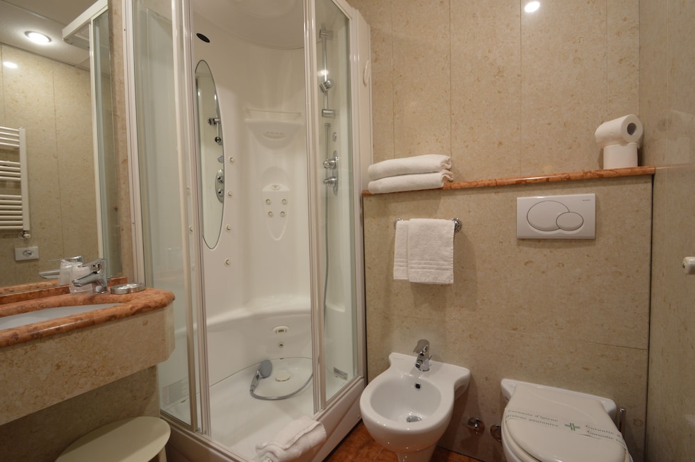 Hotel Montecarlo — Hotel rooms in Rome, Lazio