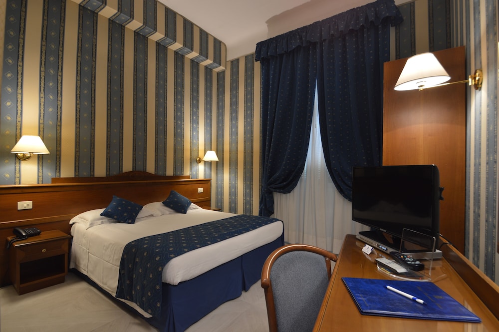 Hotel Montecarlo — Hotel rooms in Rome, Lazio