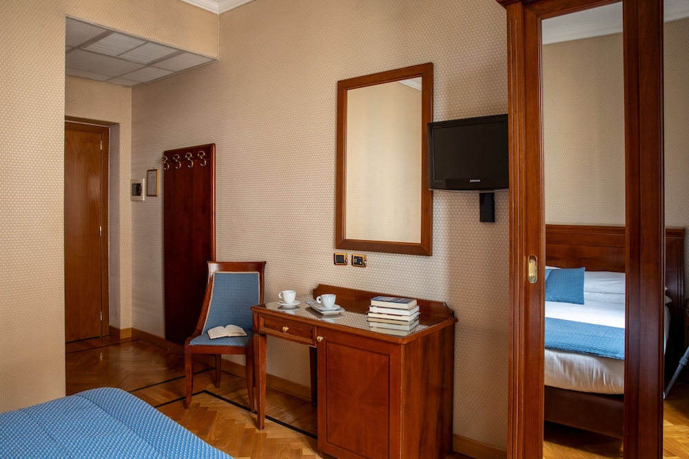 Hotel Montecarlo — Hotel rooms in Rome, Lazio