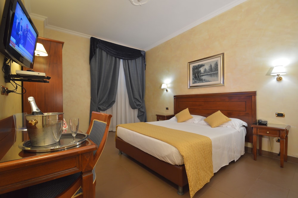 Hotel Montecarlo — Hotel rooms in Rome, Lazio