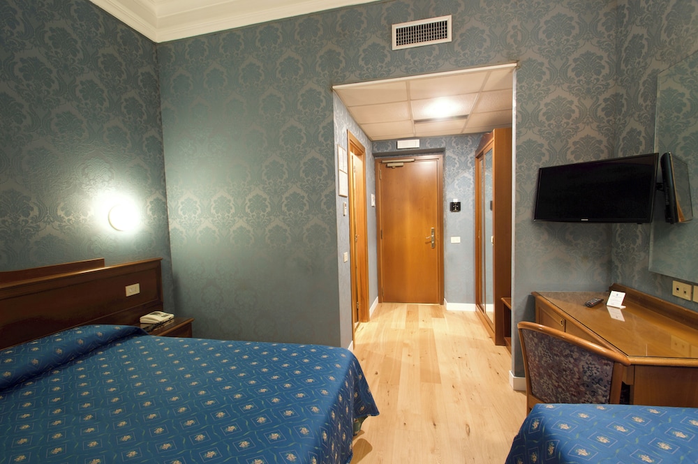 Hotel Montecarlo — Hotel rooms in Rome, Lazio