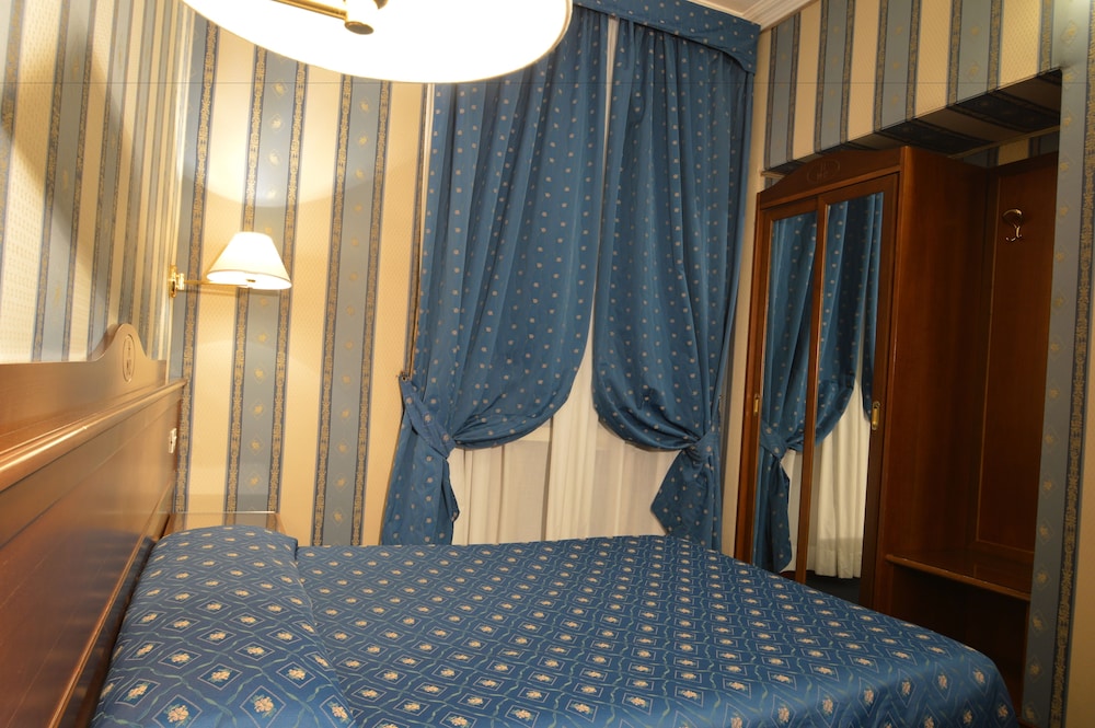 Hotel Montecarlo — Hotel rooms in Rome, Lazio
