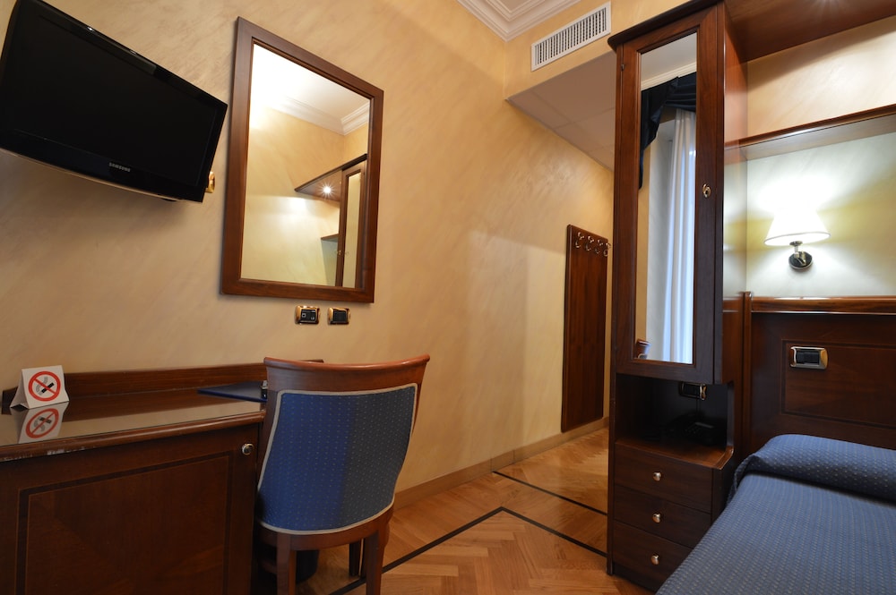 Hotel Montecarlo — Hotel rooms in Rome, Lazio