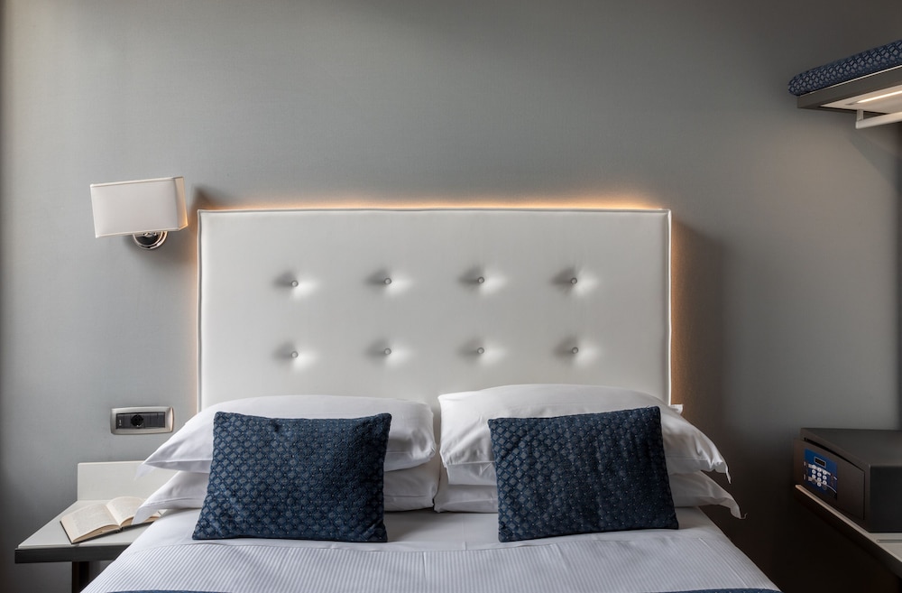 Hotel Montecarlo — Hotel rooms in Rome, Lazio