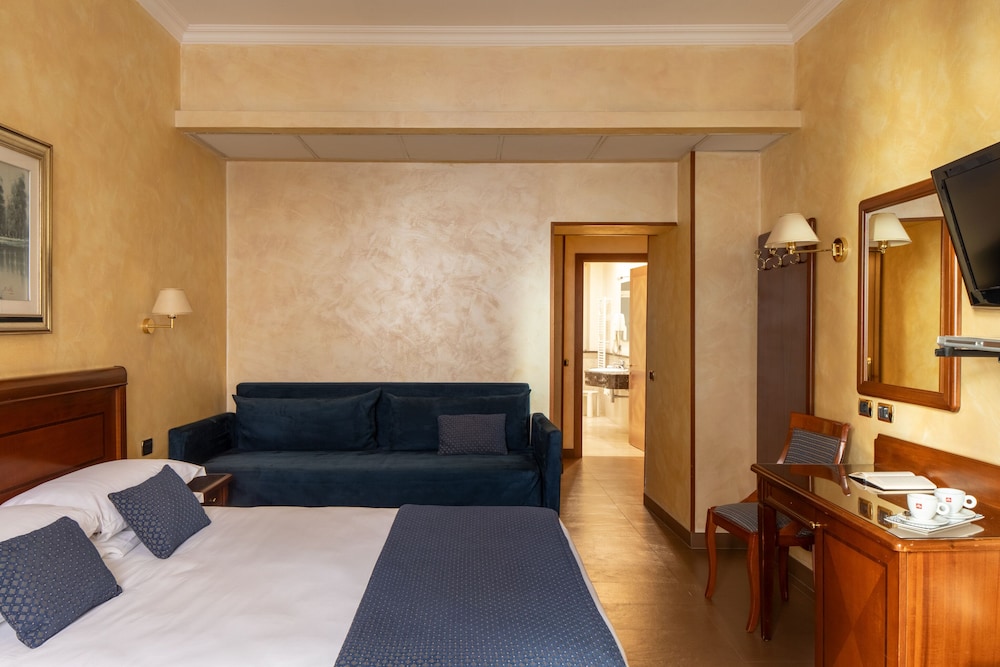 Hotel Montecarlo — Hotel rooms in Rome, Lazio