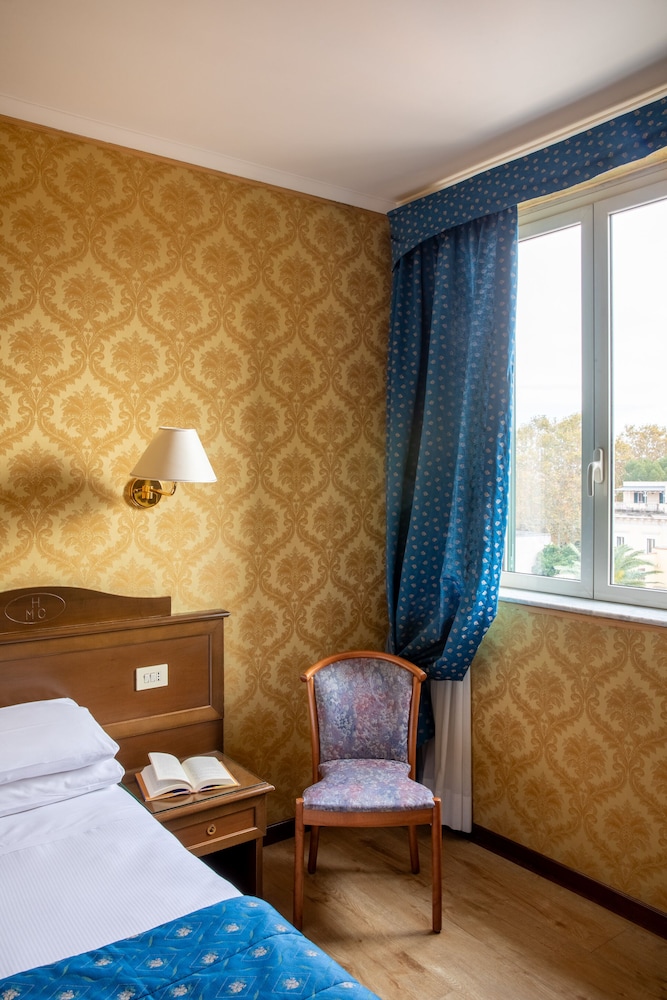 Hotel Montecarlo — Hotel rooms in Rome, Lazio