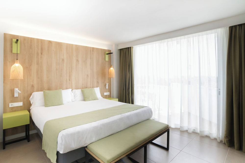 Hotel Ibersol Siurell — Hotel rooms in Sa Coma, Balearic Islands