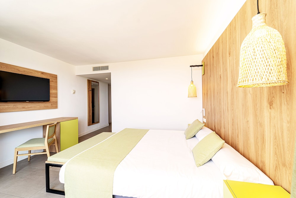 Hotel Ibersol Siurell — Hotel rooms in Sa Coma, Balearic Islands