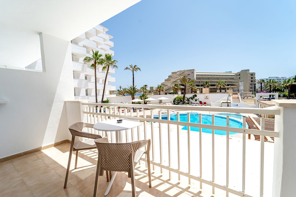 Hotel Ibersol Siurell — Swimming pool in Sa Coma, Balearic Islands