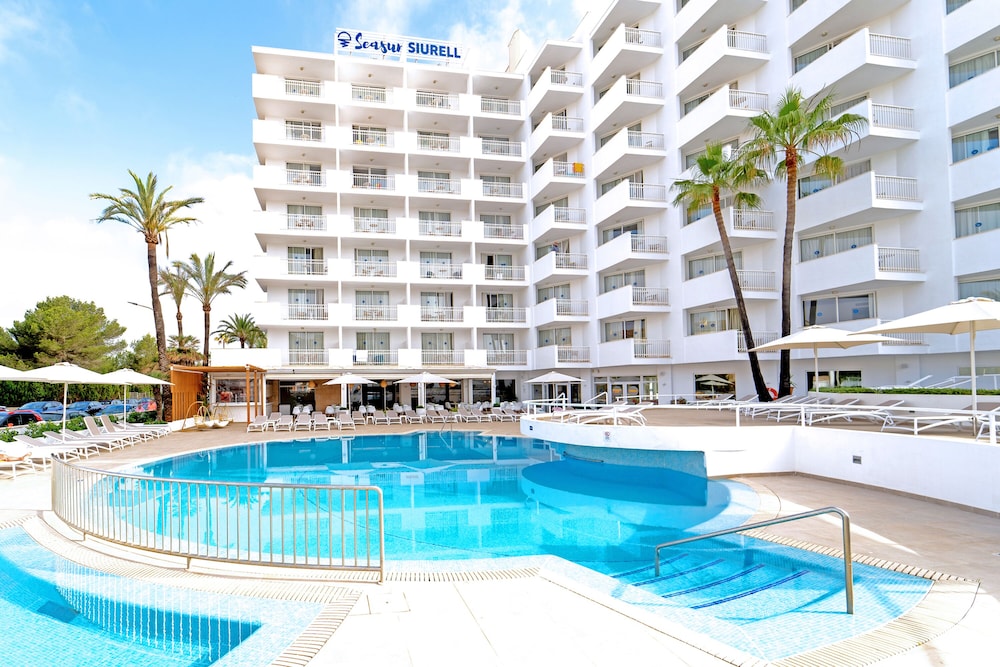 Hotel Ibersol Siurell — Swimming pool in Sa Coma, Balearic Islands