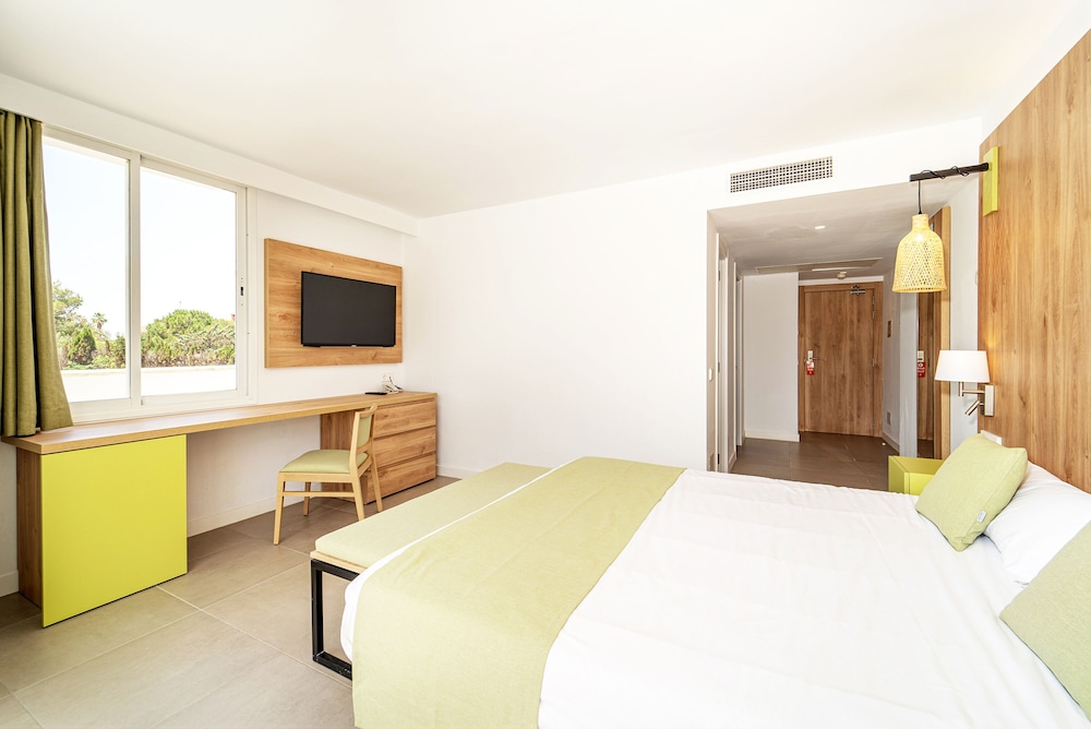Hotel Ibersol Siurell — Hotel rooms in Sa Coma, Balearic Islands