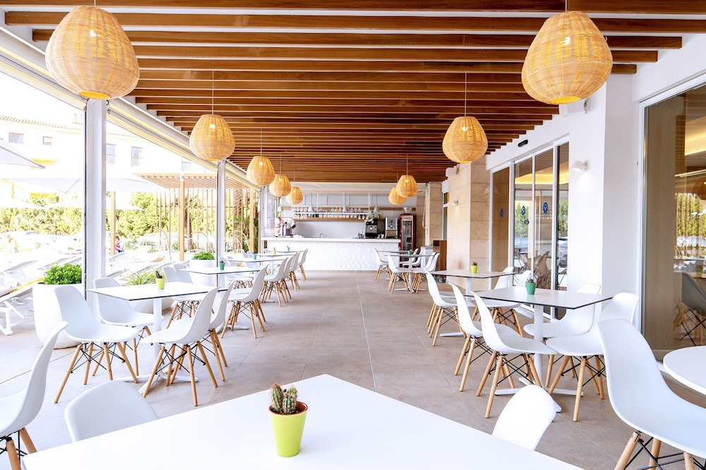 Hotel Ibersol Siurell — Restaurant & bars in Sa Coma, Balearic Islands