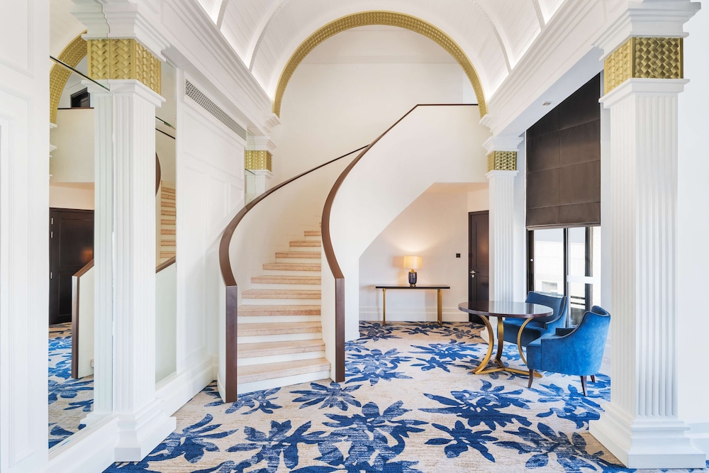 Radisson Blu Hotel, Dubai Deira Creek — Hotel building in Dubai
