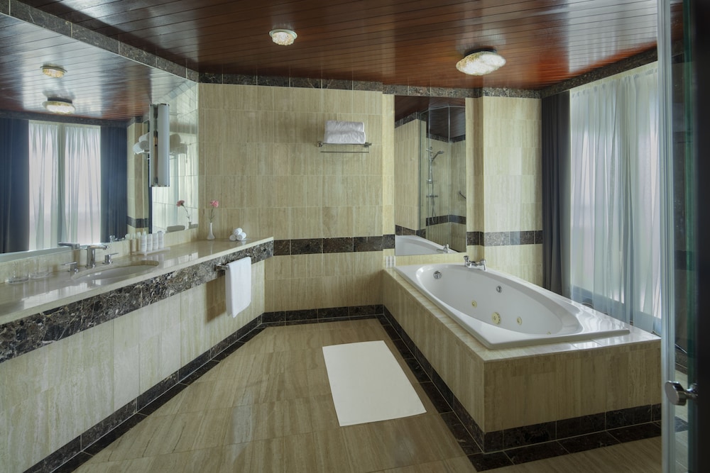 Radisson Blu Hotel, Dubai Deira Creek — Hotel rooms in Dubai