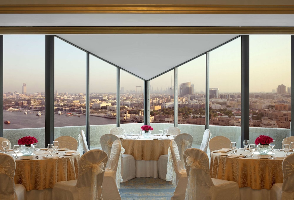 Radisson Blu Hotel, Dubai Deira Creek — Restaurant & bars in Dubai